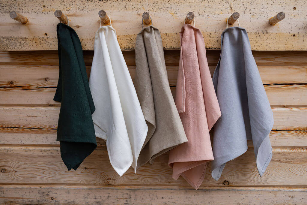 Hamppukäsipyyhkeen kaikki värit: vihreä, valkoinen, beige, roosa ja siniharmaa.
