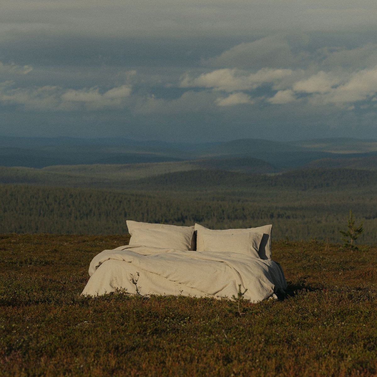 HEMPEA lakanat, beige värjäämätön hamppukangas, petaus tunturissa.