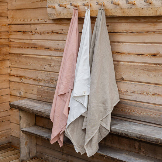 Ohut kylpypyyhe hampusta sopii retkipyyhkeeksi ja matkapyyhkeeksi.