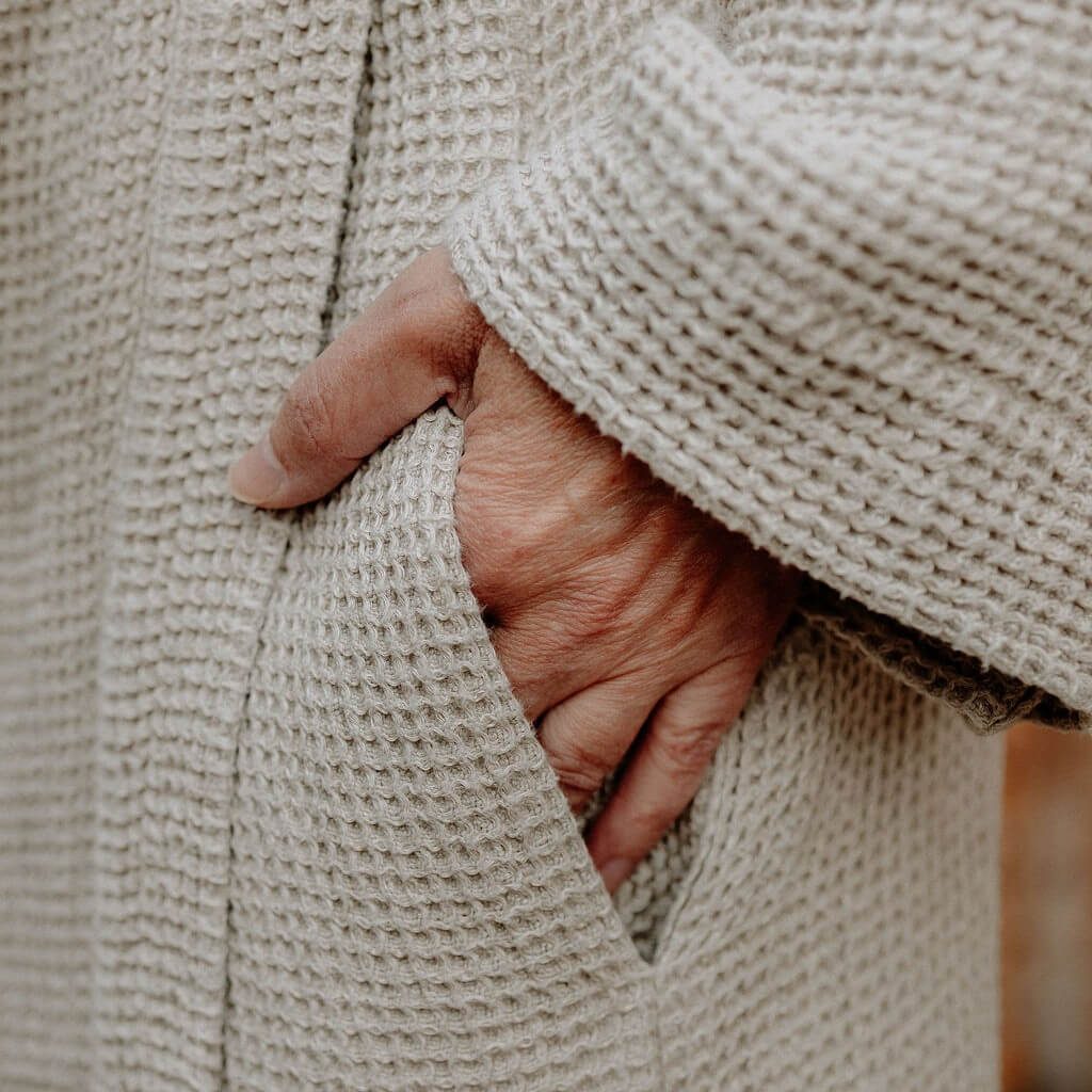 HEMPEA kylpytakissa on sivusaumoihin upotetut taskut