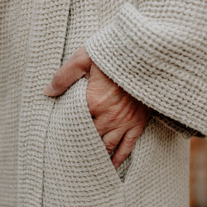 HEMPEA kylpytakissa on sivusaumoihin upotetut taskut