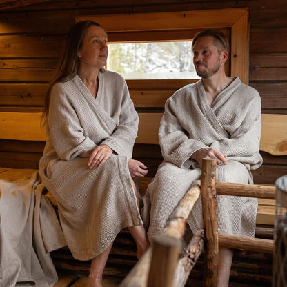 Vohvelikylpytakki sopii naiselle ja miehelle, saatavilla kahdessa reilussa koossa.